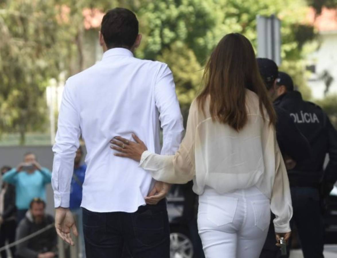 Porto's Spanish goalkeeper Iker Casillas leaves a hospital with his wife Sara Carbonero, in Porto on May 6, 2019, after recovering from a heart attack. - The 37-year-old Spanish soccer legend Iker Casillas left a Portuguese hospital today, where he entered on May 1, 2019 after suffering a myocardial infarction during a training session with Porto and emotionally declared that he doesn't know what his life will be like from now on. (Photo by Miguel RIOPA / AFP)