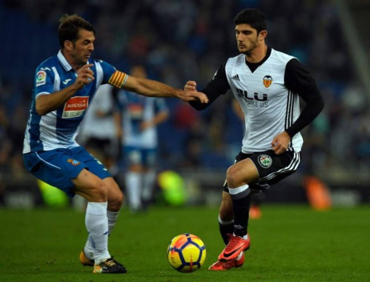 Espanyol's Spanish midfielder Victor Sanchez (L) vies with Valencia's Portuguese forward Goncalo Guedes during the Spanish league football match RCD Espanyol vs Valencia CF at the RCDE Stadium in Cornella de Llobregat on November 19, 2017. / AFP PHOTO / LLUIS GENE