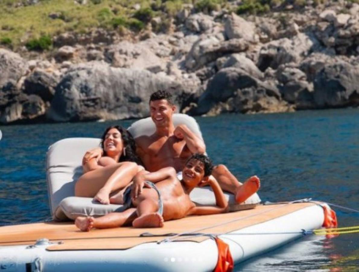 Georgina Rodríguez deslumbra en sus vacaciones con Cristiano Ronaldo en un yate de lujo