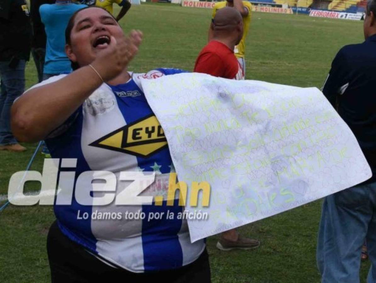 FOTOS: Drama y lágrimas de los aficionados del Victoria tras el último juegos en la Liga