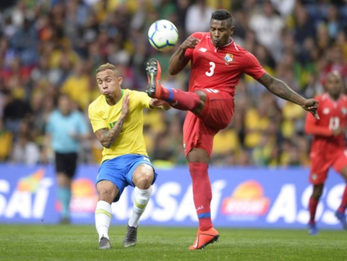 Panama's defender Harold Cummings (R) vies with Brazil's midfielder Everton during an international friendly football match between Brazil and Panama at the Dragao Stadium in Porto on March 23, 2019 in preparation for the Copa America to be held in Brazil in June and July 2019. (Photo by MIGUEL RIOPA / AFP)