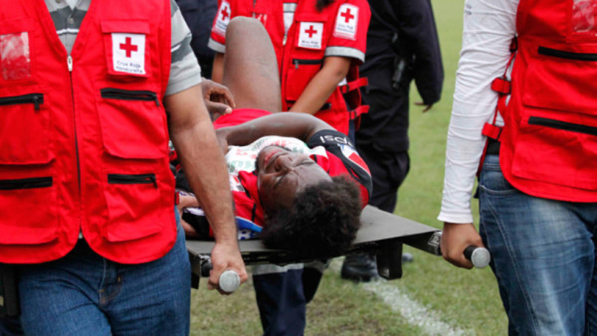 Clayvin Zúniga, futbolista del Savio, se dislocó el hombro