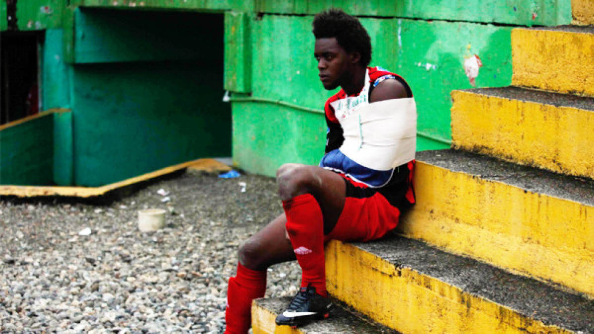 Clayvin Zúniga, futbolista del Savio, se dislocó el hombro