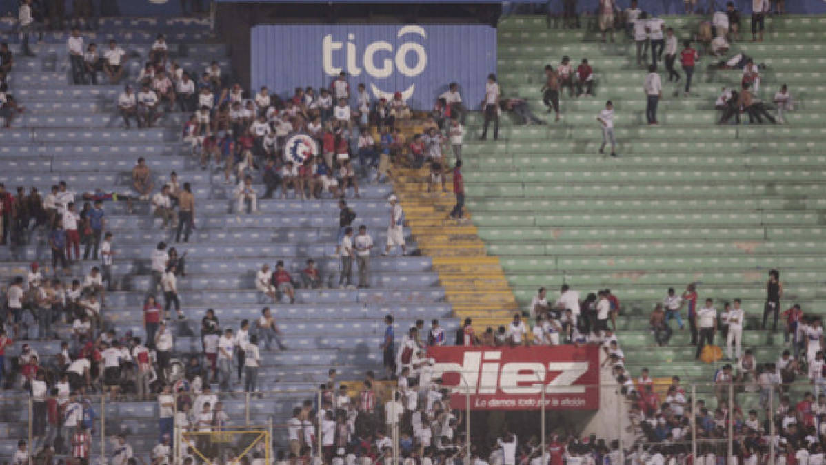 Policía retuvo a afición del Olimpia en el estadio Nacional