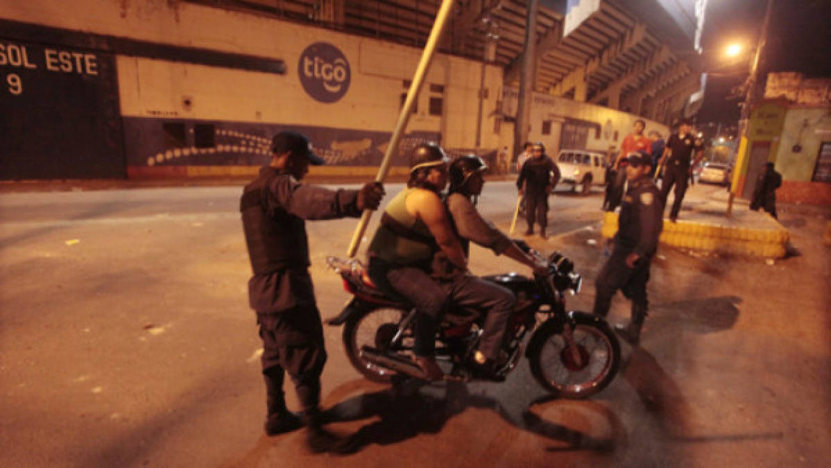 Policía retuvo a afición del Olimpia en el estadio Nacional