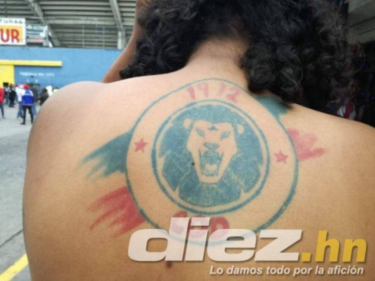 Ambientazo: Largas filas y hasta hinchas tatuados en la final entre Motagua y Olimpia