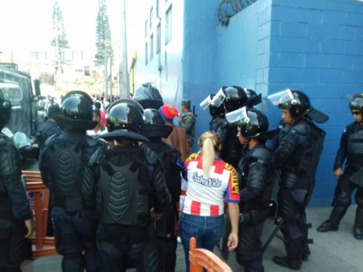 EN FOTOS: Policías blindan el estadio Nacional y aficionados se van a los golpes