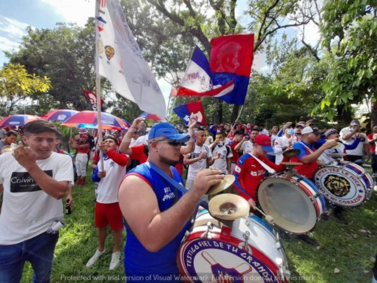 ¡Espectacular! Afición del Olimpia se desborda con banderazo al club y se acuerdan de Motagua