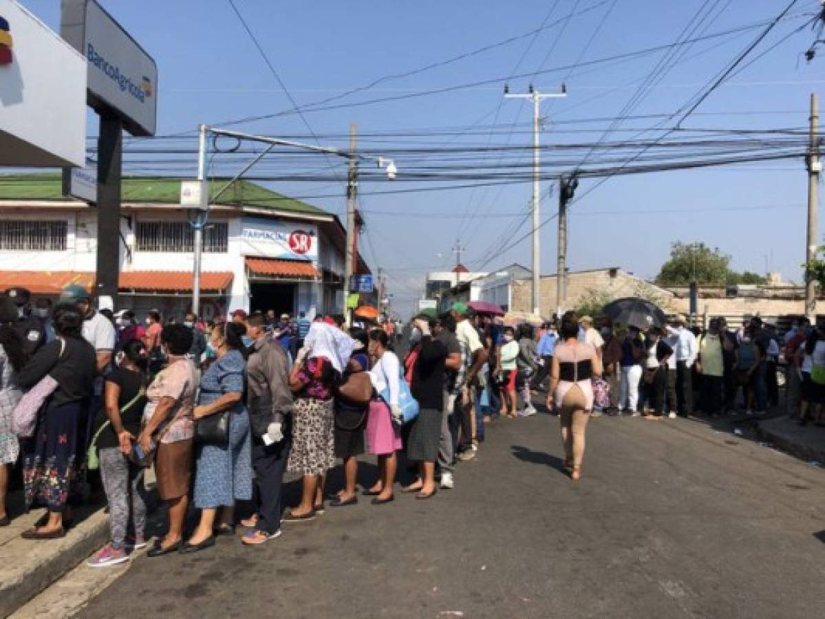 Descontrol y desorden en El Salvador de ciudadanos buscando subsidio aprobado por gobierno de Bukele