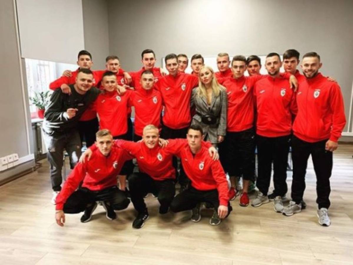 Novia de futbolista canta el himno de Ucrania con 'atuendo inapropiado' y podría ir a la cárcel