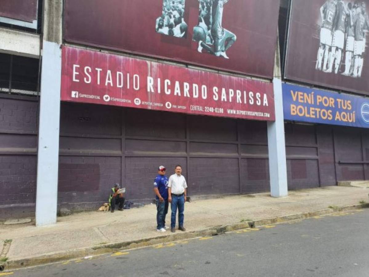 Ambiente del Saprissa-Motagua; Aficionados del Ciclón y esposa de Emilio en el estadio