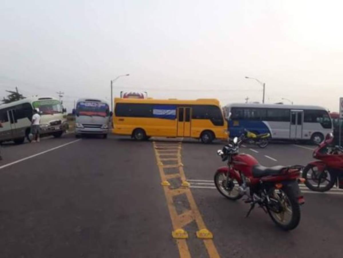 FOTOS: Carreteras bloqueadas por paro de transportistas de Honduras