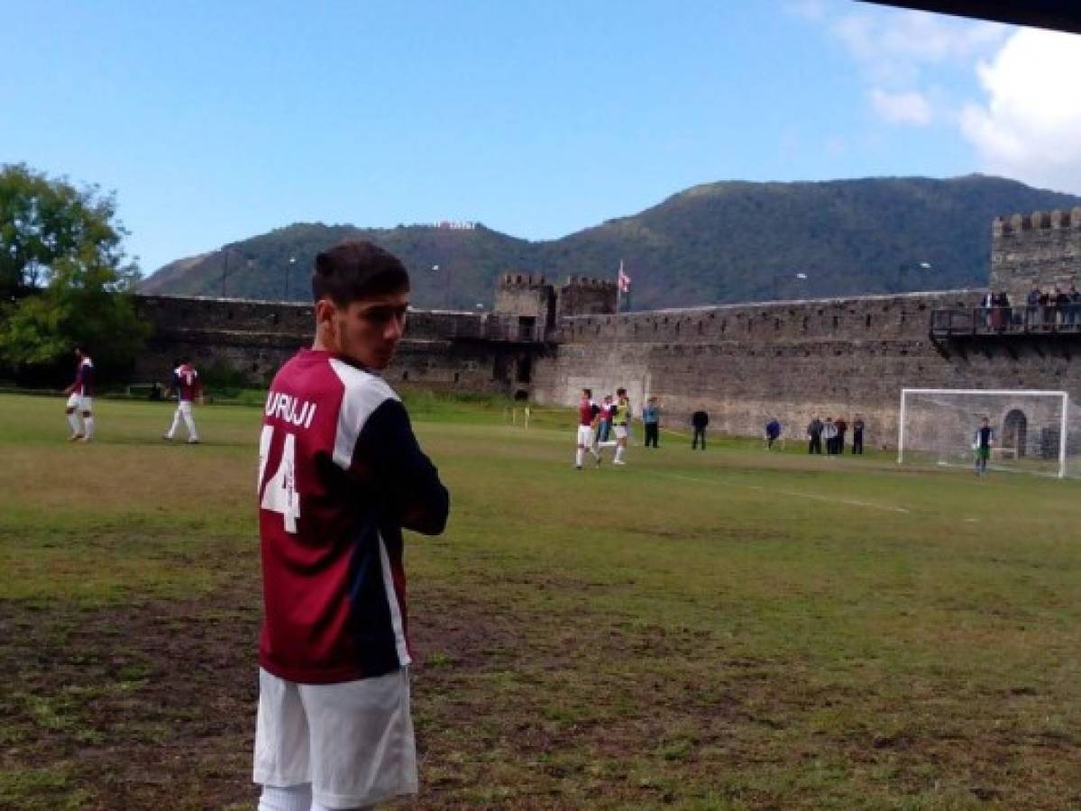 Fotos: Modesto equipo juega sus partidos dentro de un castillo medieval