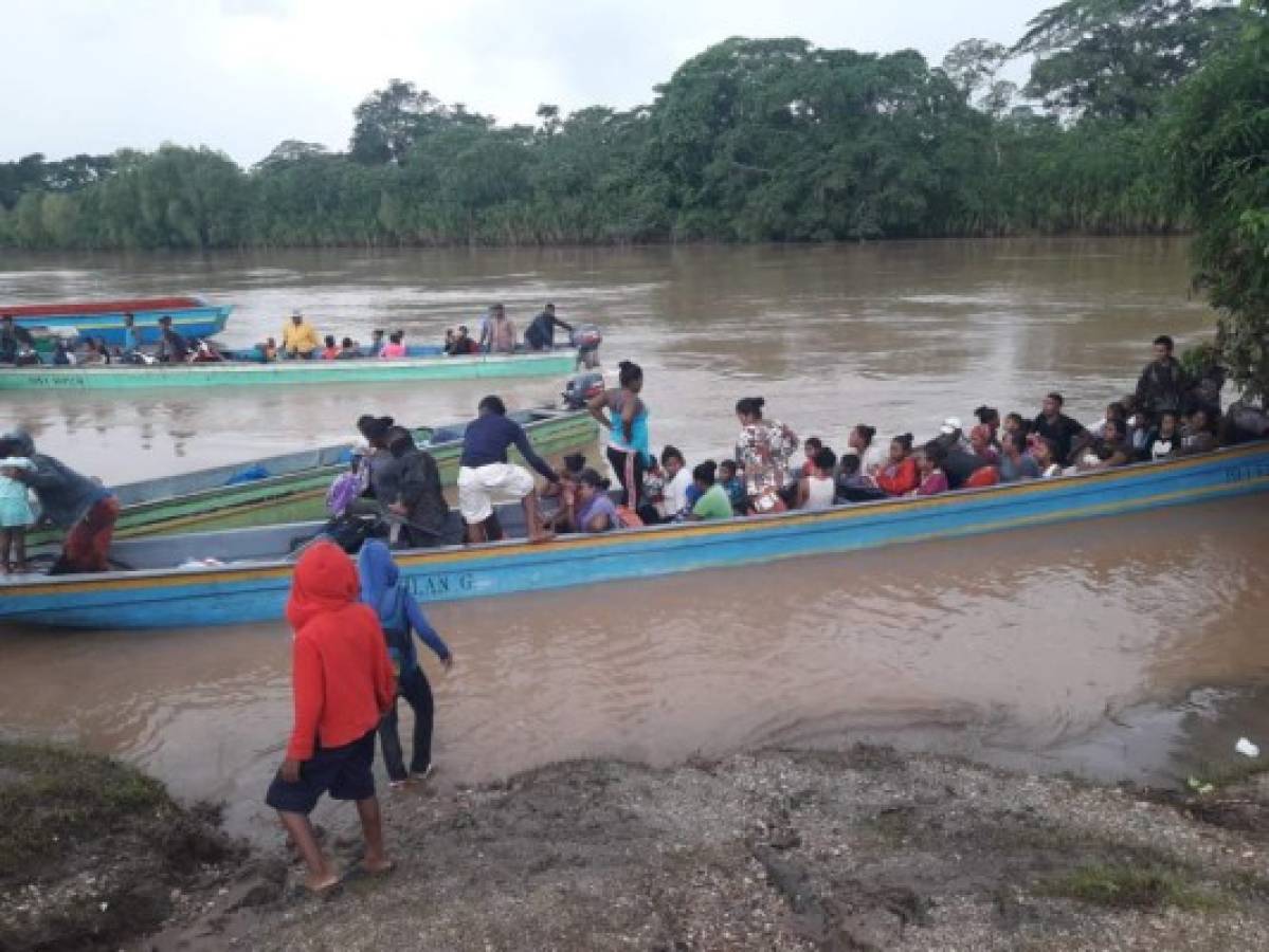 Se llevan las camas, estufas y sus mascotas: familias hondureñas dejan sus casas por miedo al hucarán Iota