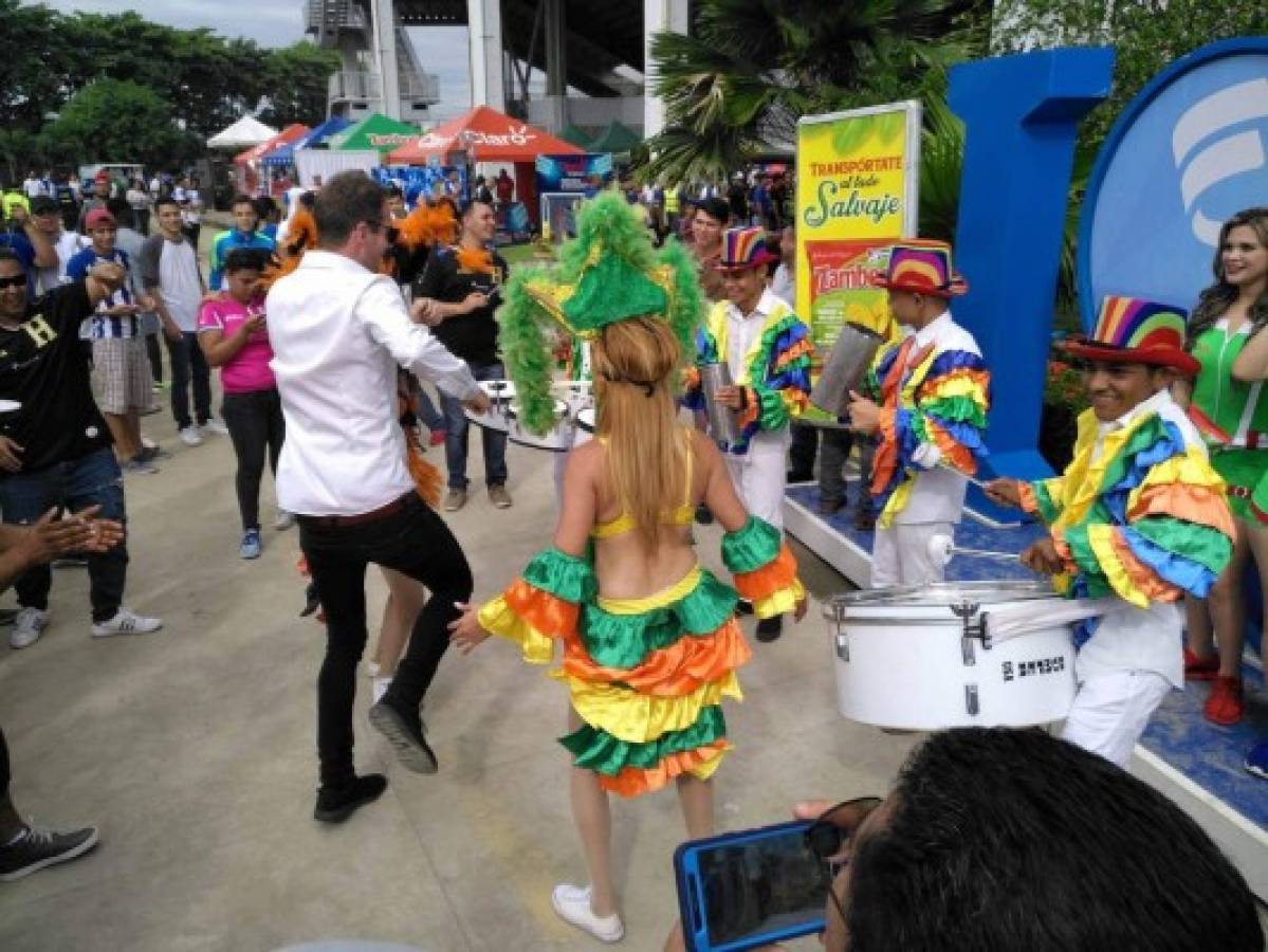 FOTOS: Con cerveza en mano y bailando punta, así la pasaron los australianos en Honduras