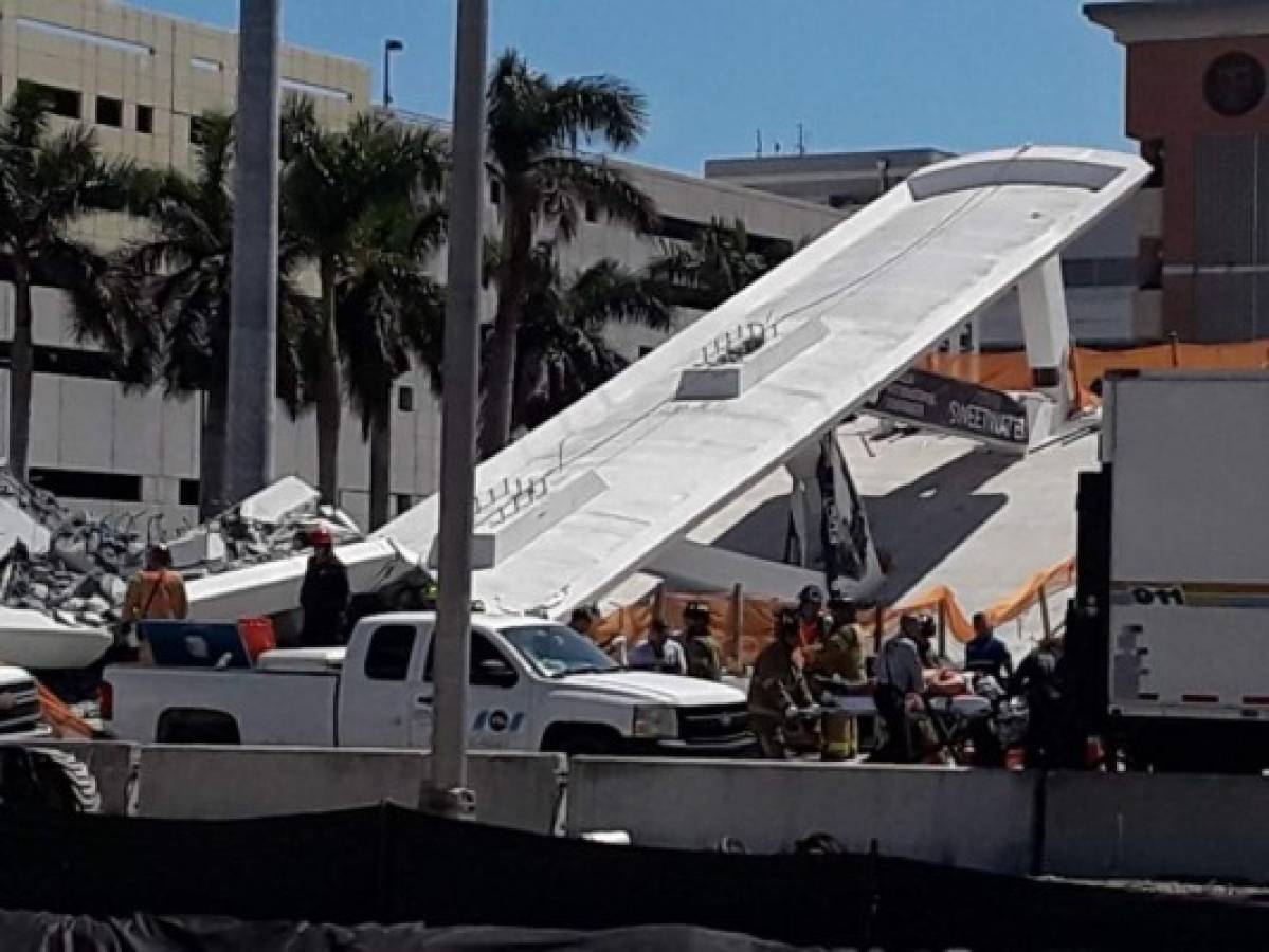 EN FOTOS: Puente peatonal en Miami se desploma días después de ser inaugurado