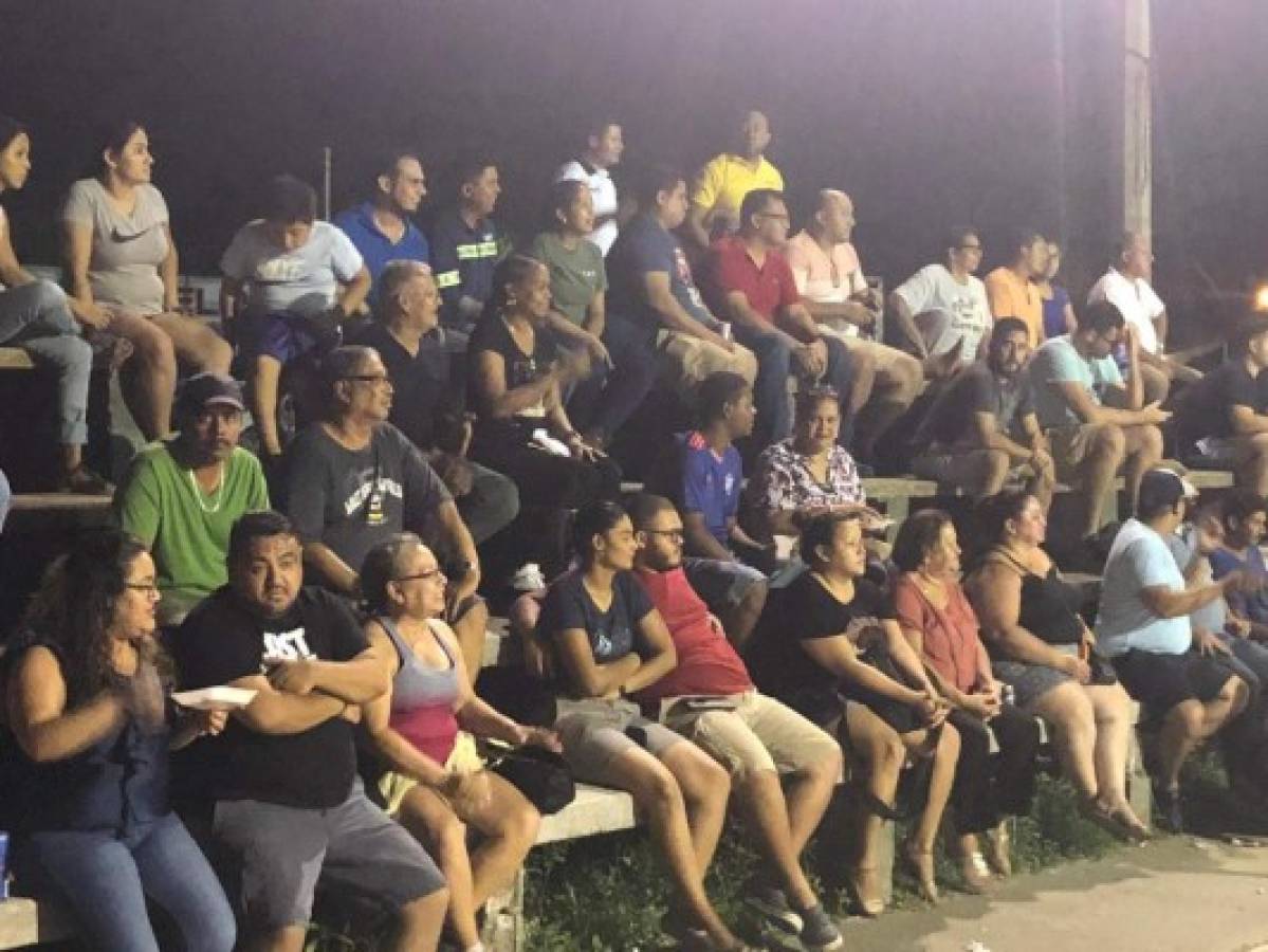 Llenazo en cancha para ver el debut de Rambo como jugador de baloncesto