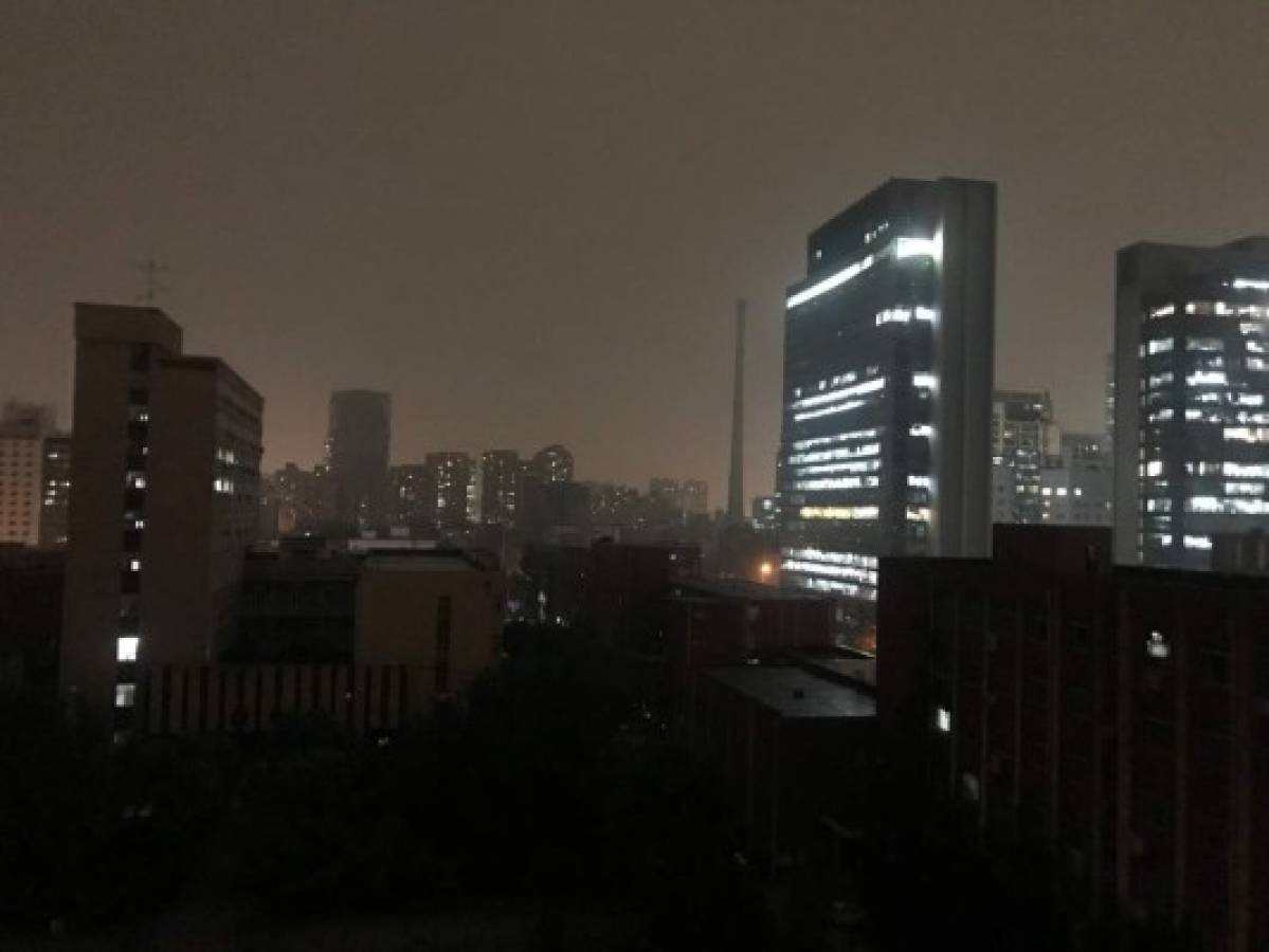 ¿Evento apocalíptico? El cielo de China se oscurece en plenas horas del día y alerta a la población