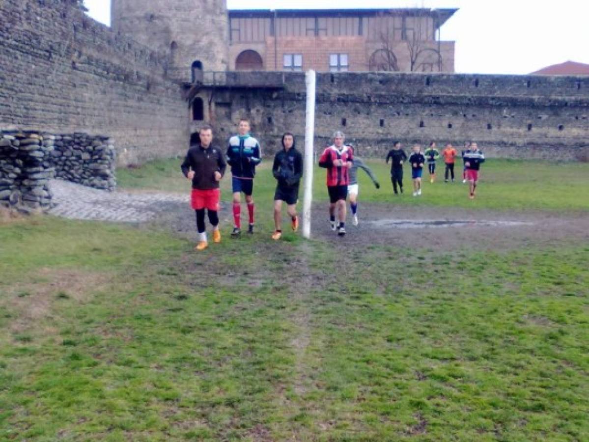 Fotos: Modesto equipo juega sus partidos dentro de un castillo medieval