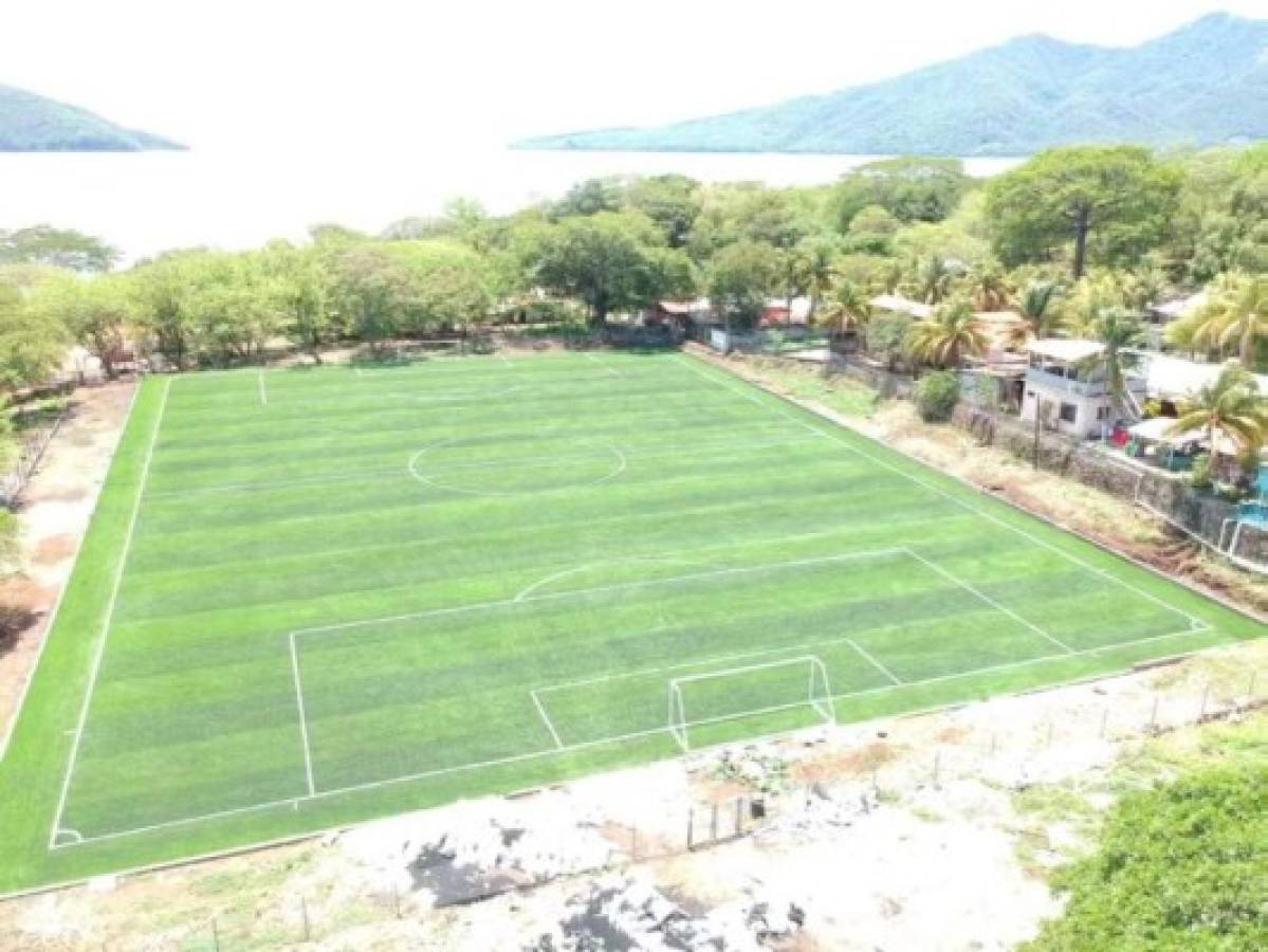 El hermoso campo de fútbol de grama sintética que hay ahora en Amapala, Valle