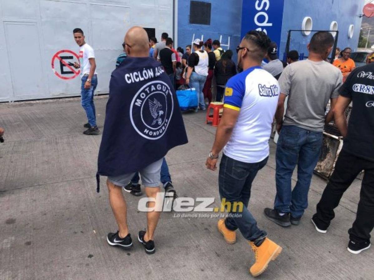El abrazo a Diego y la elegancia de los árbitros: El ambientazo que se vive en el estadio Nacional