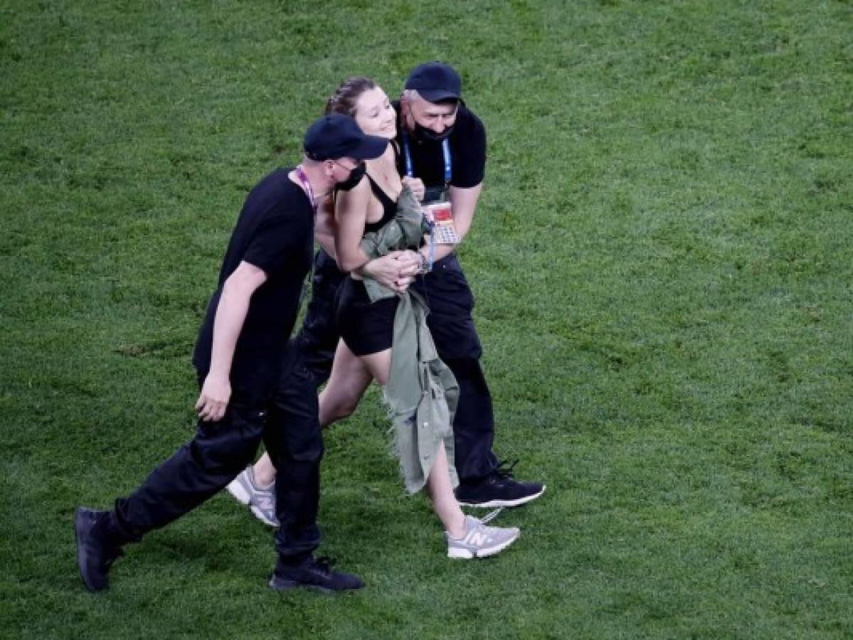 No se vio en TV: así es la preciosa espontánea que invadió el Bélgica-Finlandia por la Eurocopa