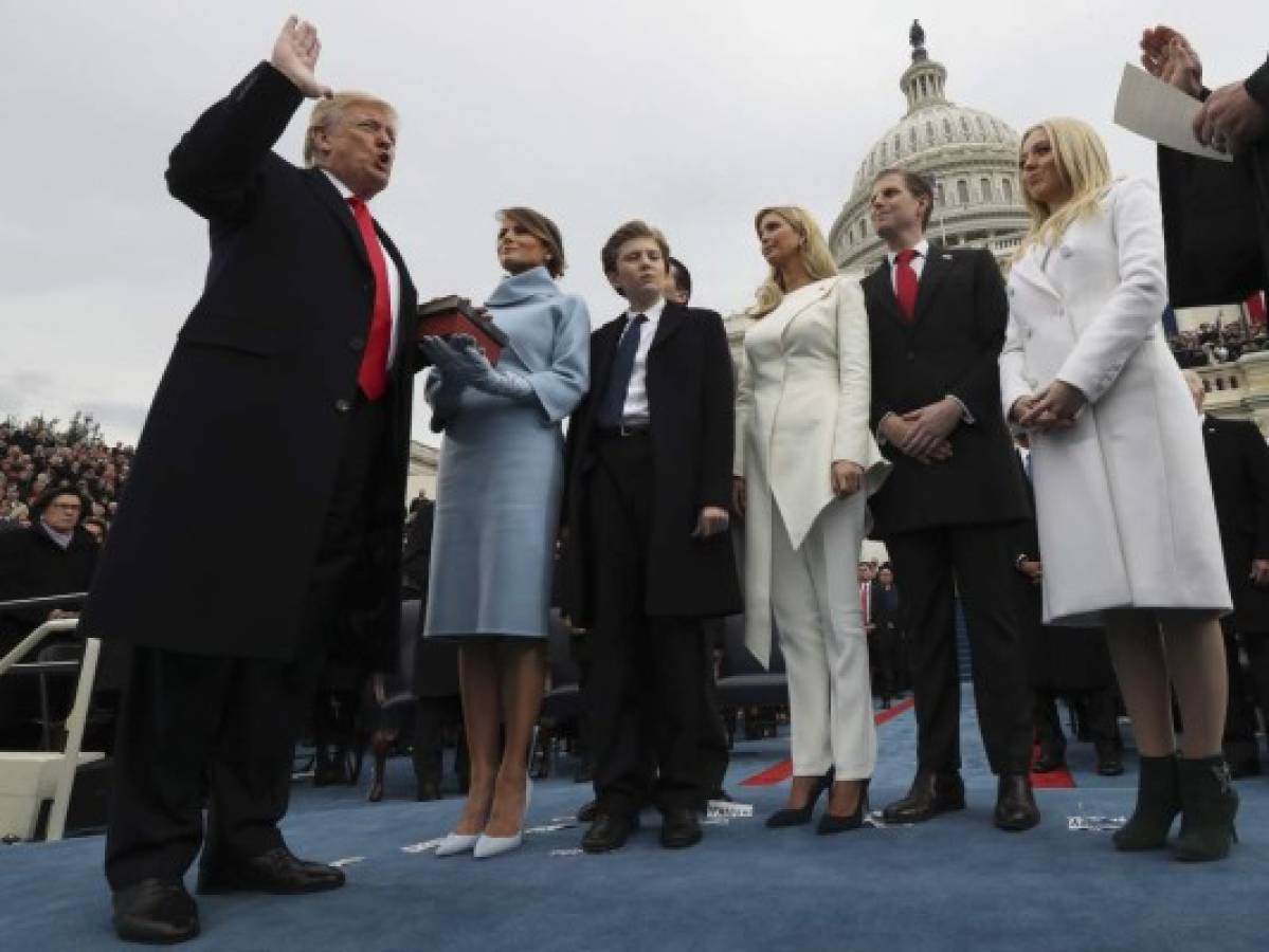 Melania Trump y su espectacular look en juramentación de su esposo Donald