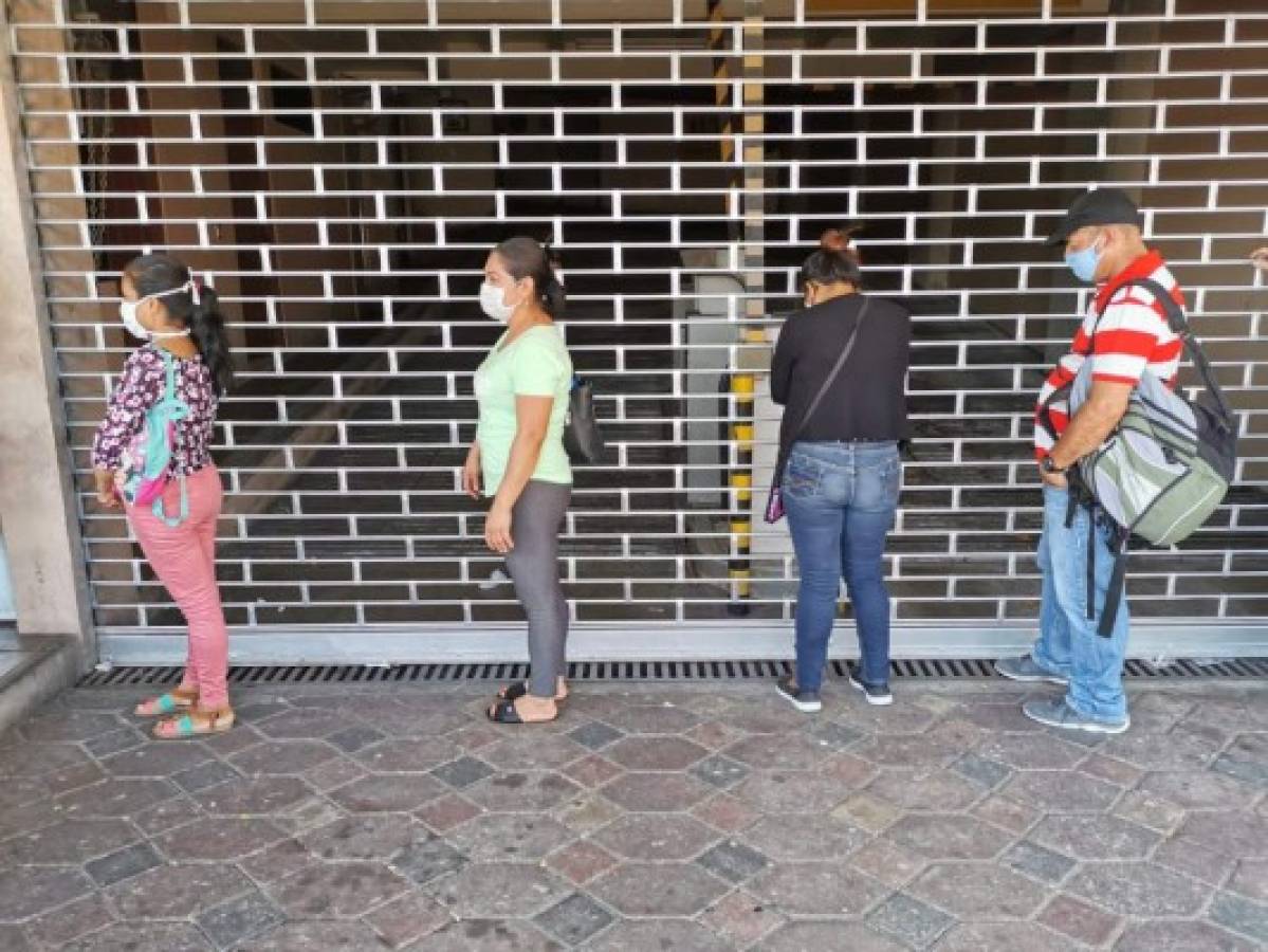 Salvadoreños comienzan a acatar la medidas de distanciamiento y Nayib Bukele lo presume