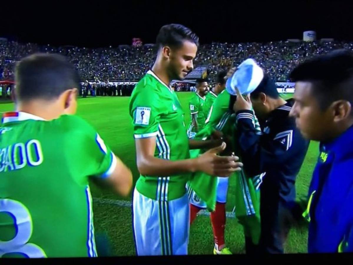 Mexicanos se lucen con espectacular homenaje a los héroes del terremoto