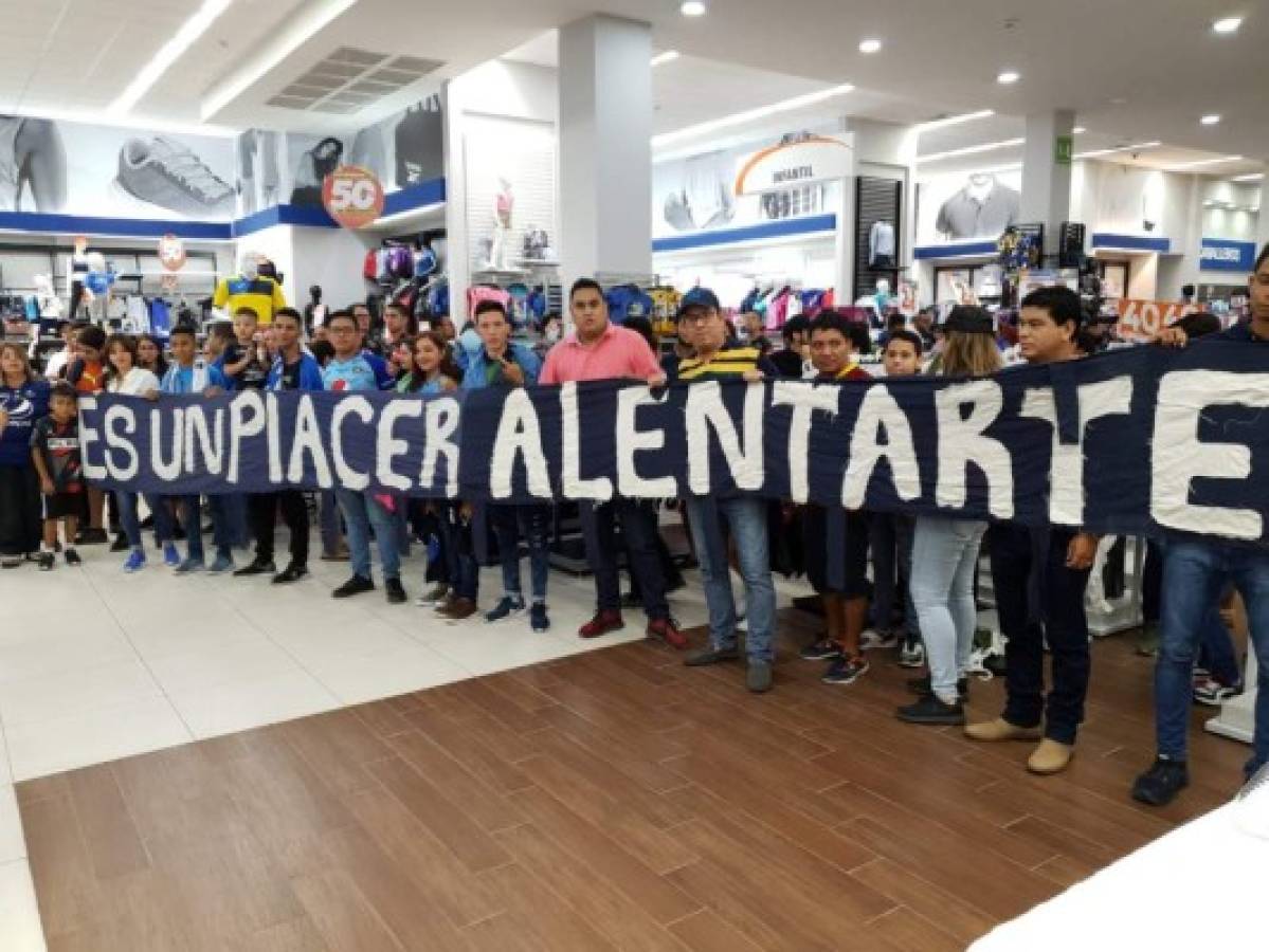 Dos chicas hermosas: Afición del Motagua acuerpa a su equipo previo al clásico ante Olimpia