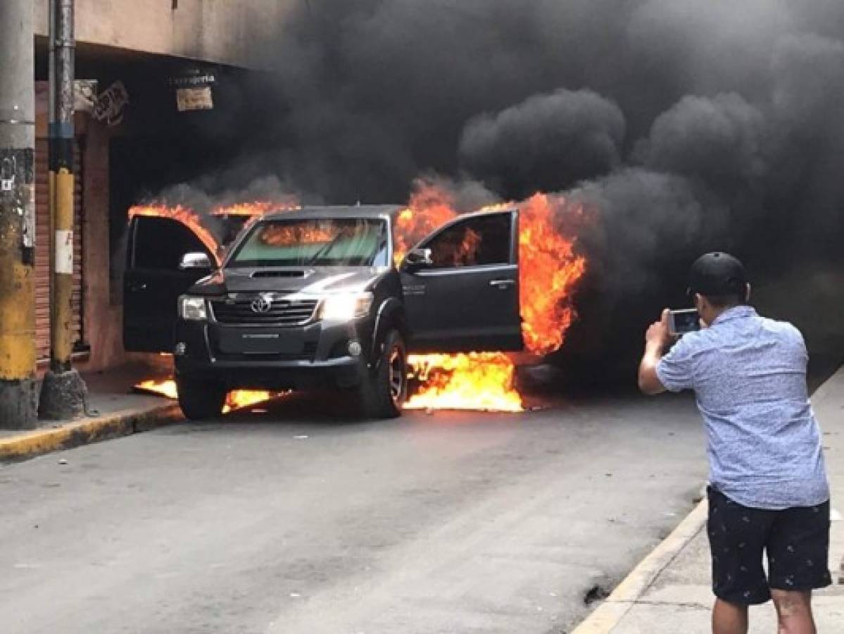 ¡Fuego y calles tomadas! Continúan las protestas en Tegucigalpa y otras ciudades del país