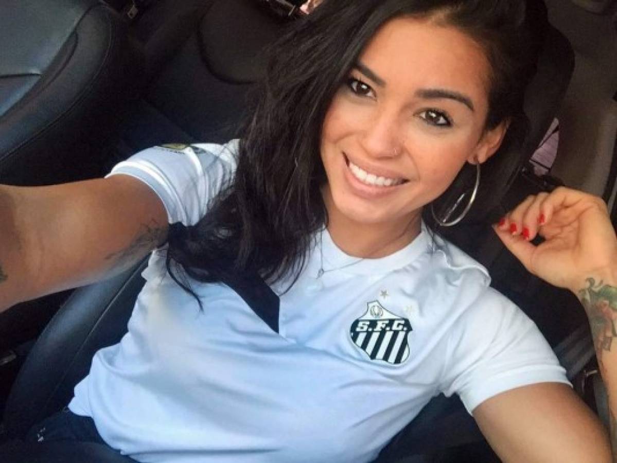 ¡EXPLOSIVA! La futbolista del Santos de Brasil con cuerpo de súper modelo