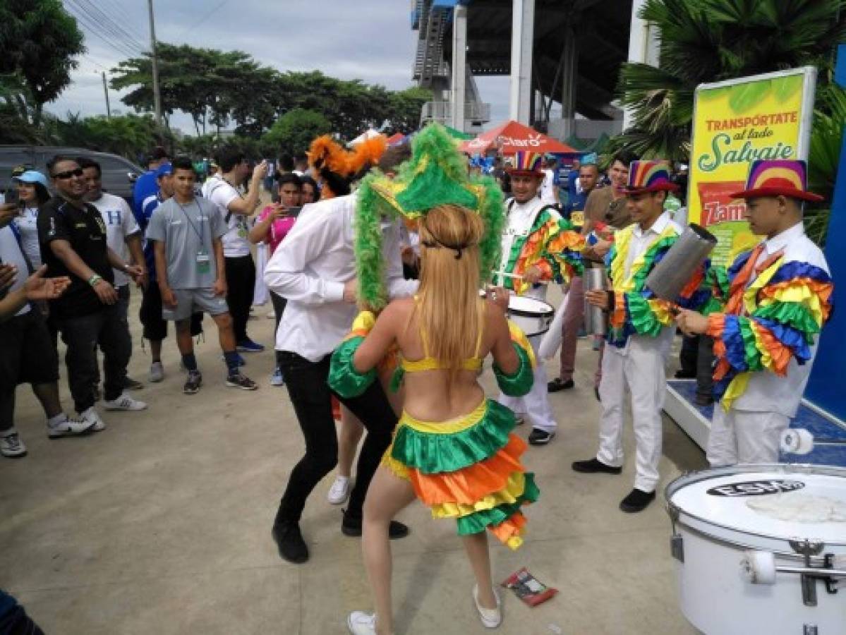 FOTOS: Con cerveza en mano y bailando punta, así la pasaron los australianos en Honduras