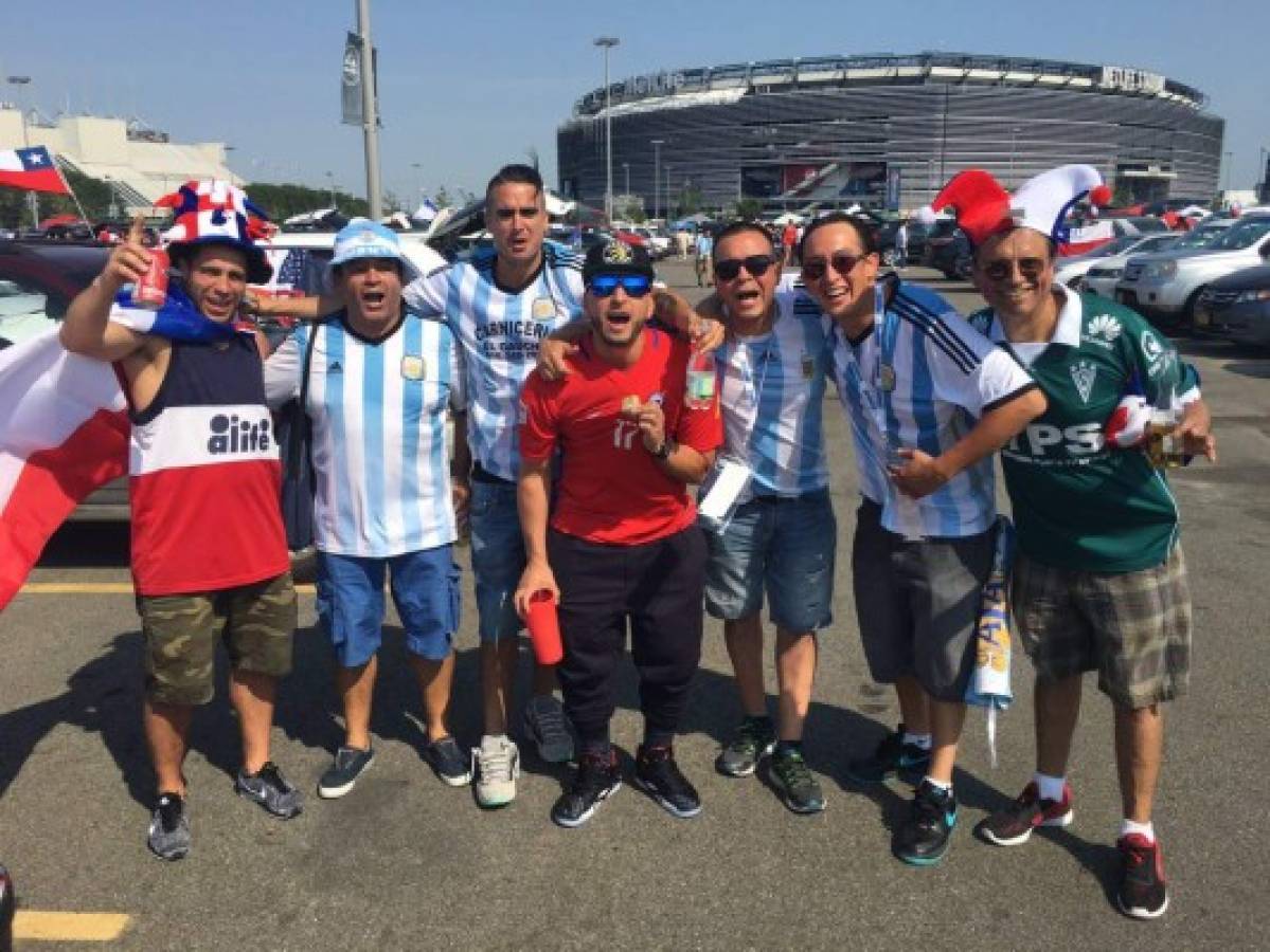 ¡Ambiente espectacular! de argentinos y chilenos previo a la final de la Copa América
