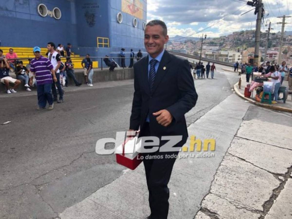 El abrazo a Diego y la elegancia de los árbitros: El ambientazo que se vive en el estadio Nacional