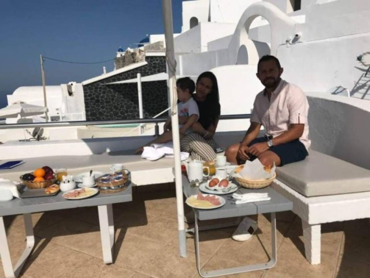 ESPECTACULAR: Las vacaciones del hondureño Alfredo Mejía en Santorini, paraíso griego