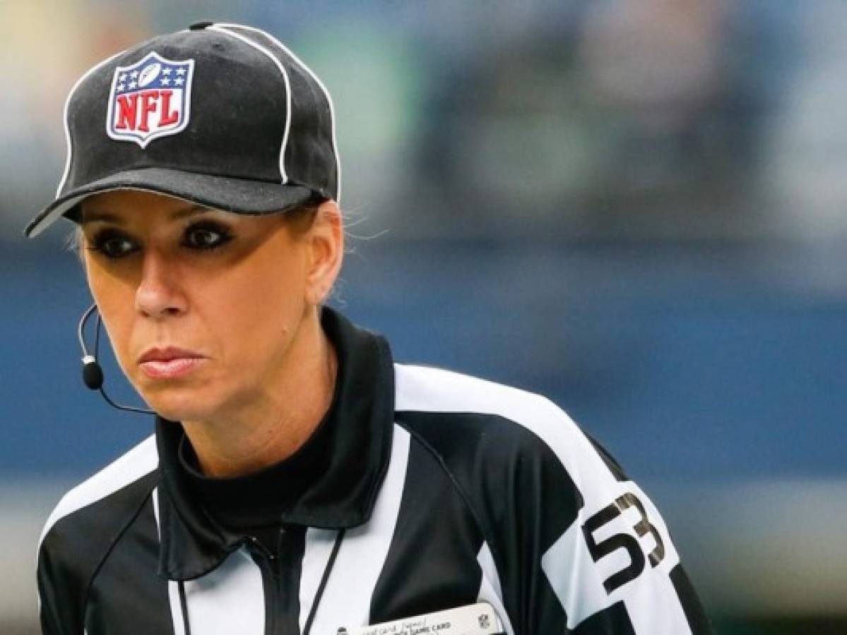 Sarah Thomas, la primera mujer que pitará un partido de playoffs en la historia de la NFL