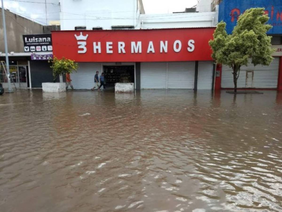 Fuerte tormenta en Culiacán causa estragos e inunda el estadio de Dorados