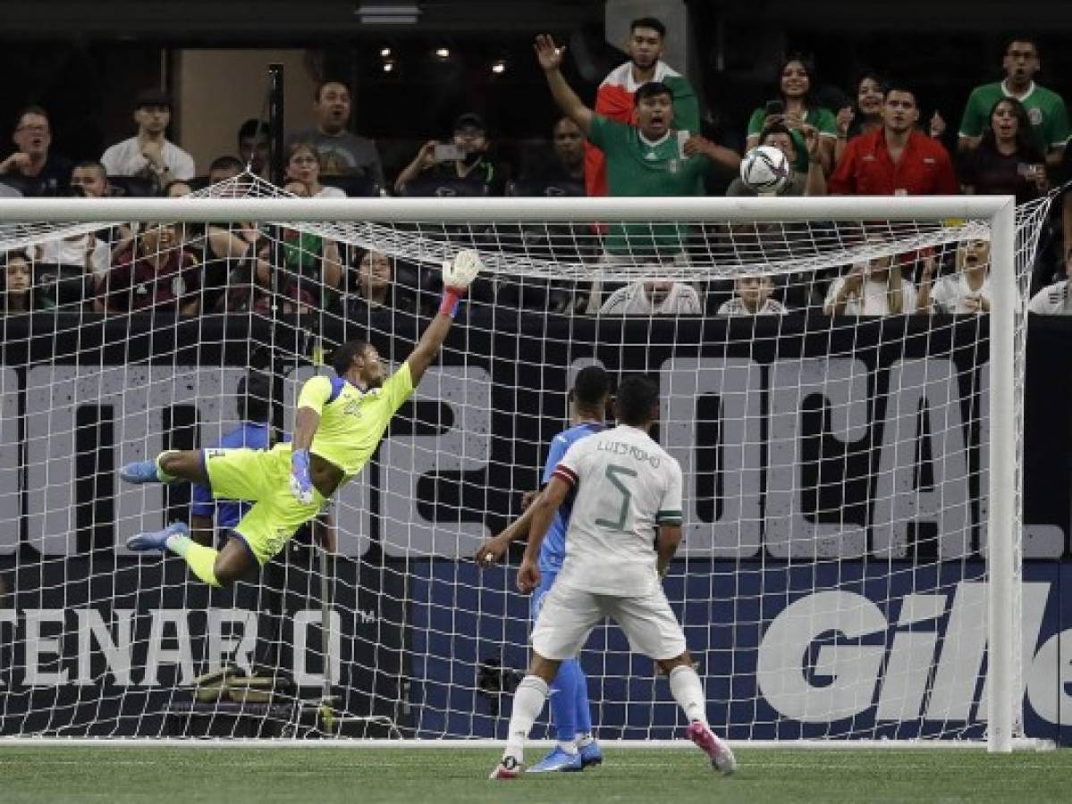 Patadas, agarrones y el espontáneo defendido por futbolistas: Las mejores fotos del Honduras-México en Atlanta