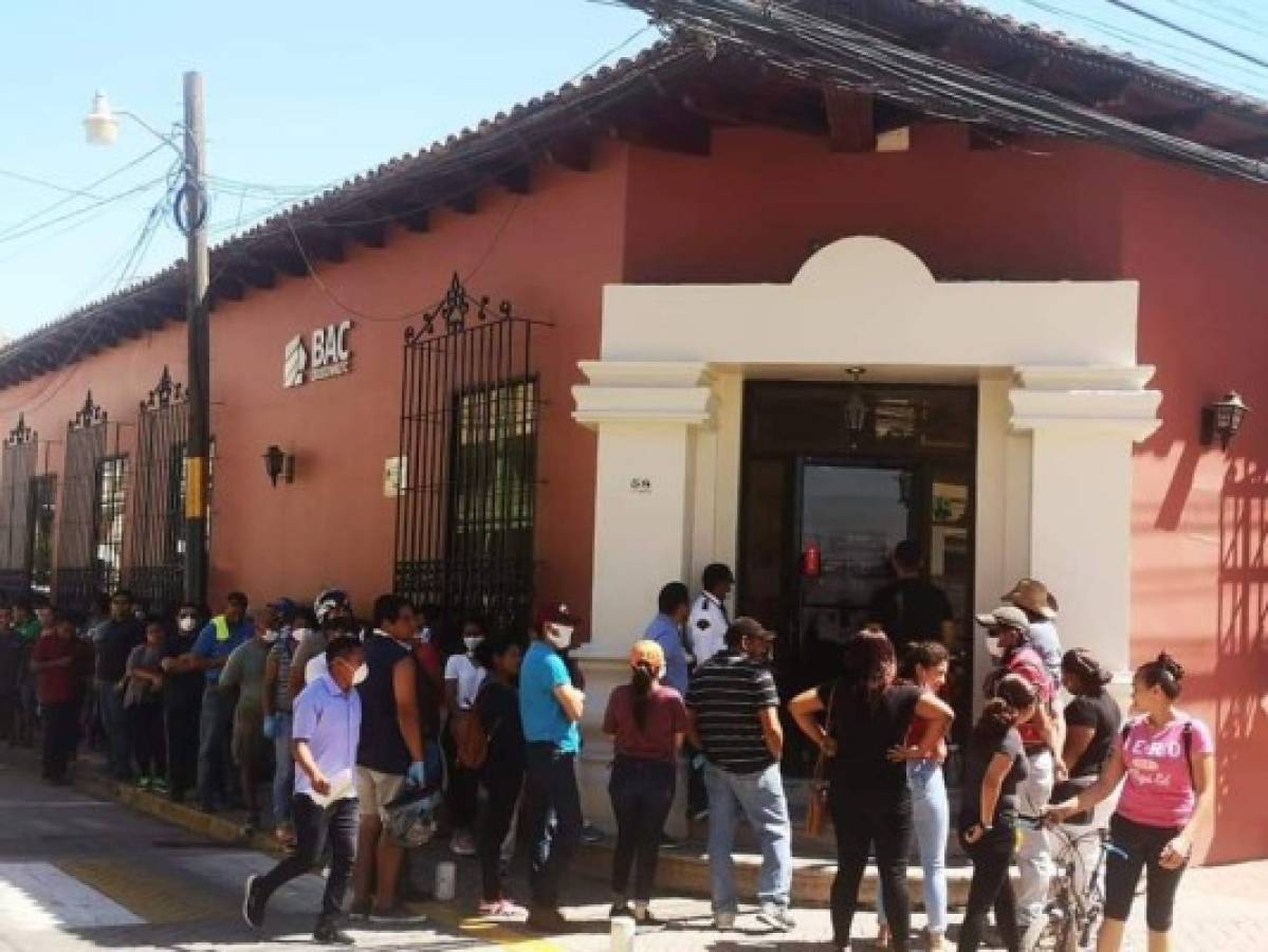 Hondureños abarrotan instituciones bancarias en medio del brote del covid-19