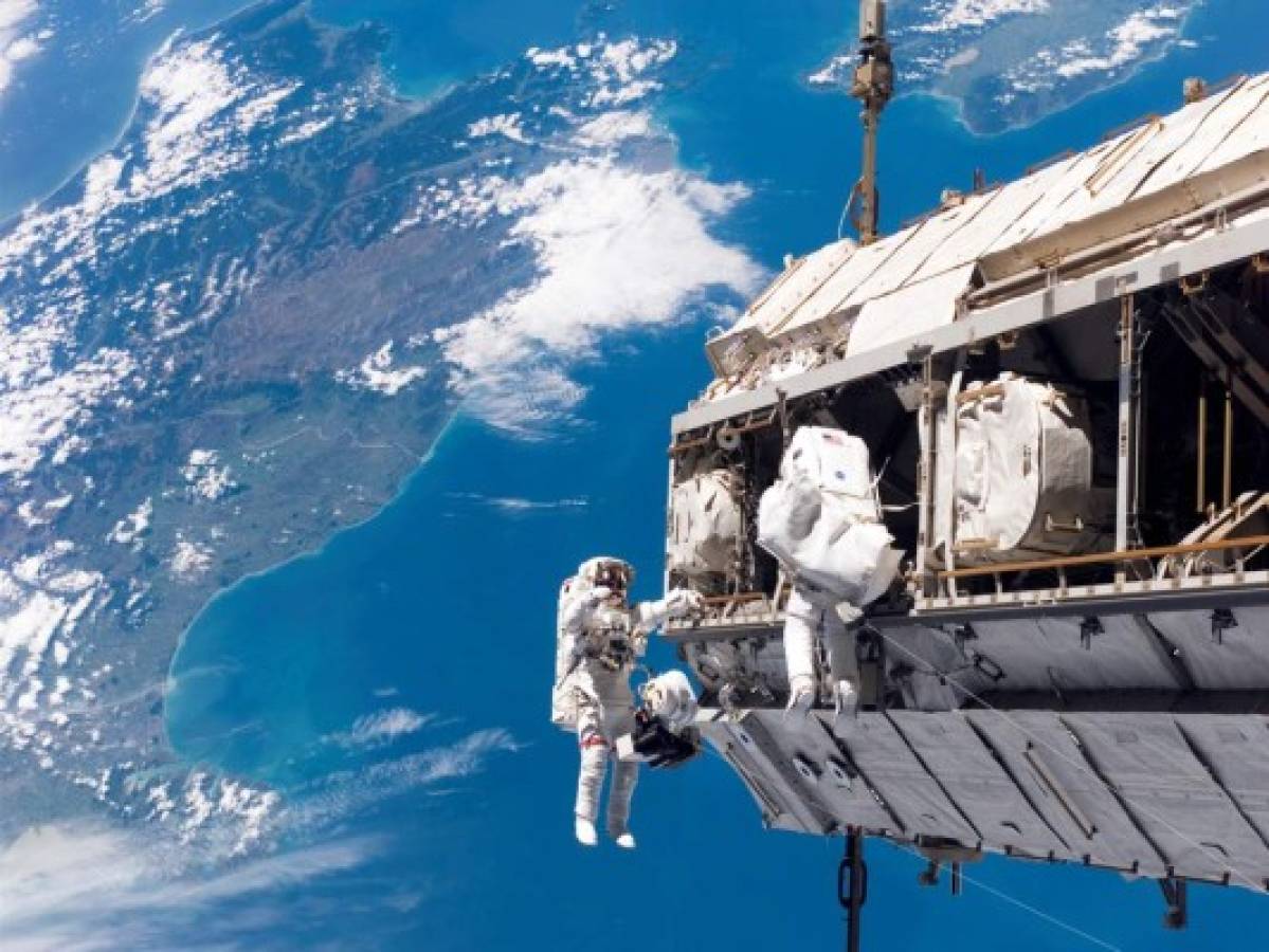 Descubren agua en el casco de un astronauta tras exploración