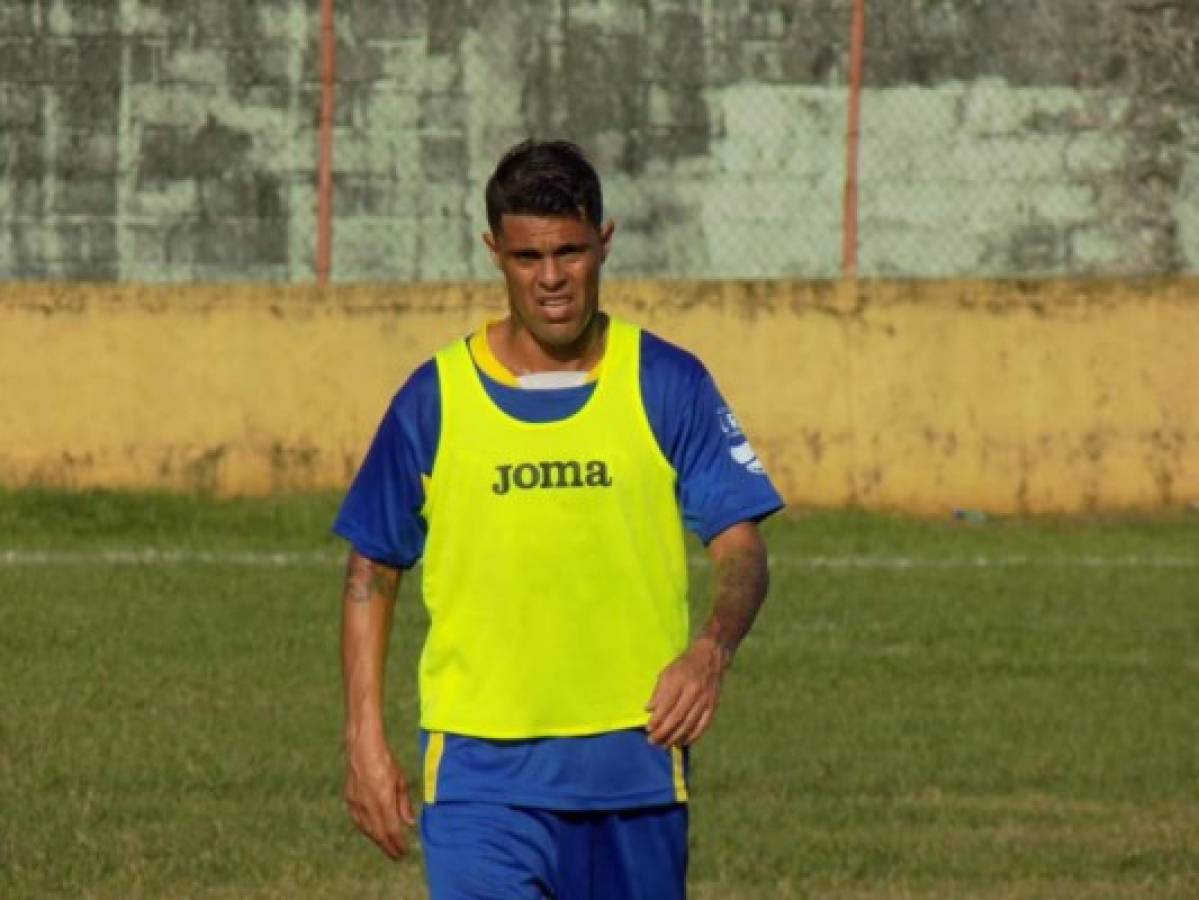 ¡Sol, playa y pan de coco! Así es la vida de Ramiro Bruschi con el Tela en la Liga de Ascenso