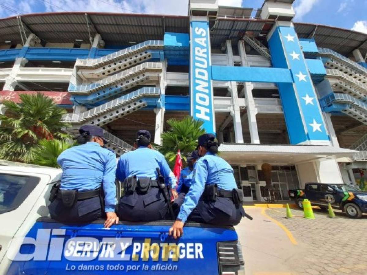 Padre e hijo, los primeros en llegar al Olímpico, seguridad total y la cancha luce espectacular