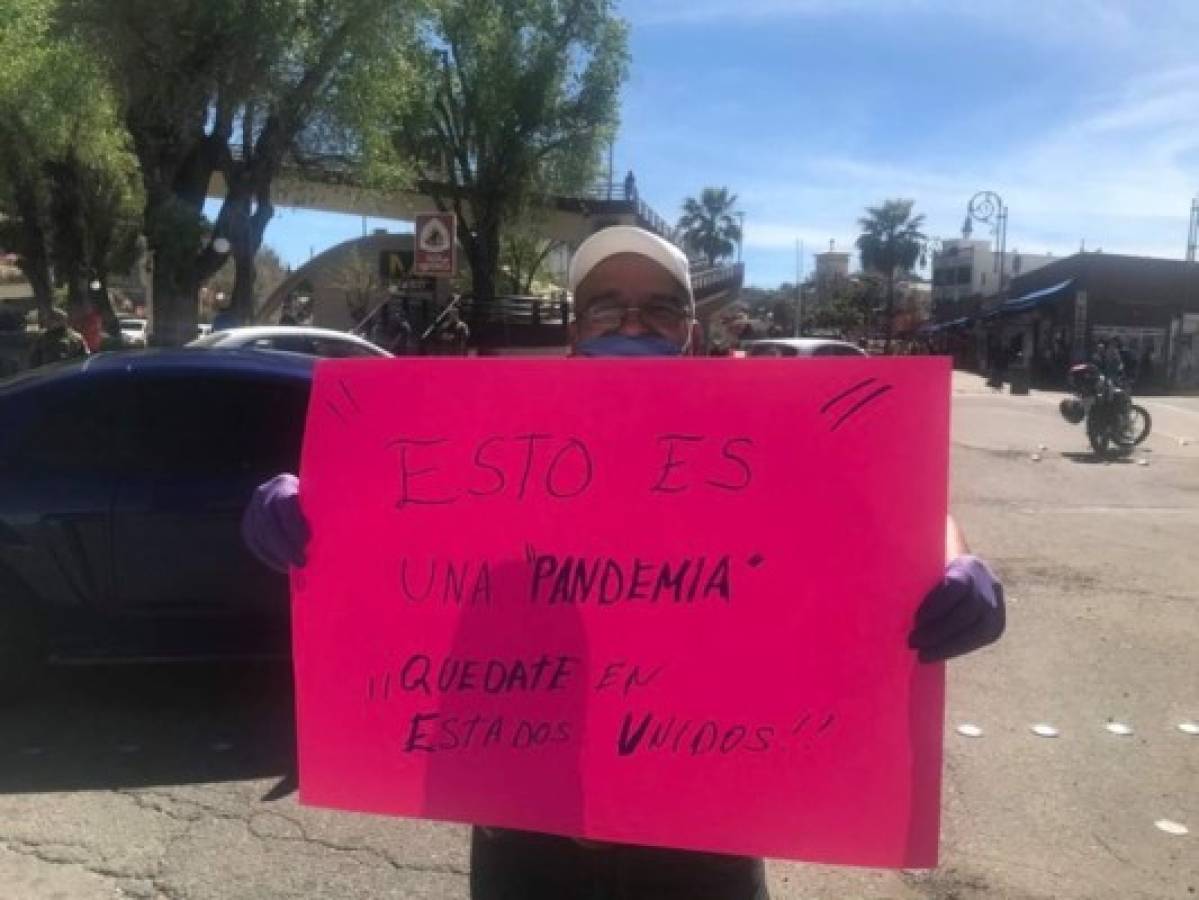 El mundo al revés: Mexicanos bloquean frontera para que no entren estadounidenses