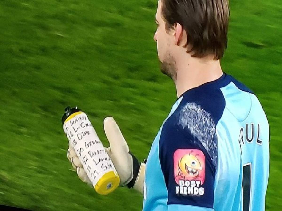 ¡Portero del Norwich utiliza termo de agua para eliminar al Tottenham de Mourinho!