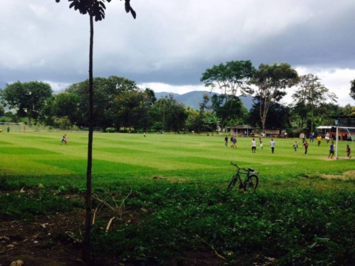 La preciosa cancha donde juegan fútbol burocrático en una aldea de Honduras