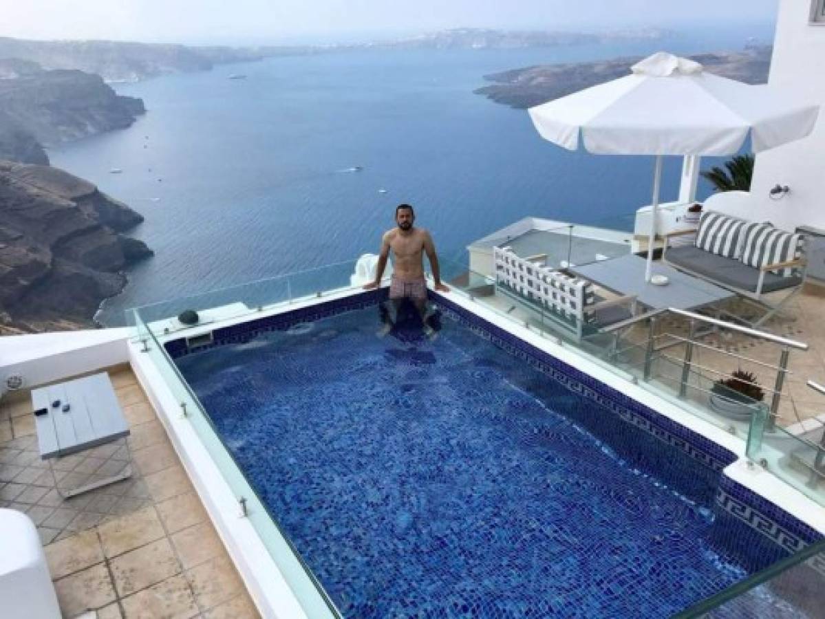 ESPECTACULAR: Las vacaciones del hondureño Alfredo Mejía en Santorini, paraíso griego