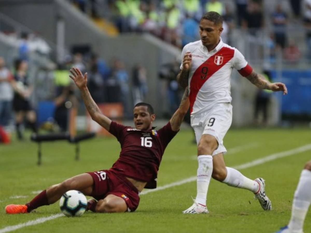 Venezuela's Roberto Rosales (L) and Peru's Paolo Guerrero vie for the ball during their Copa America football tournament group match at the Gremio Arena in Porto Alegre, Brazil, on June 15, 2019. (Photo by Jeferson Guareze / AFP)