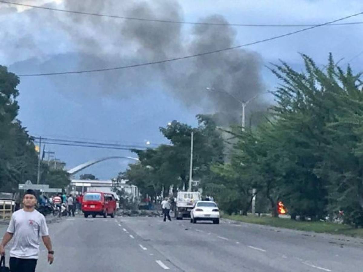 EN FOTOS: Carros quemados y carreteras tomas en casi toda Honduras