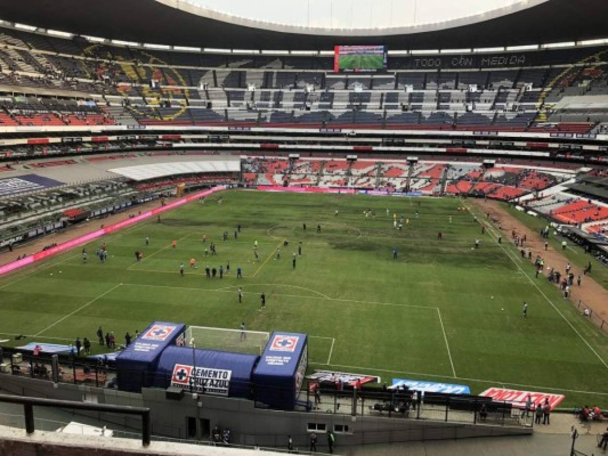 FOTOS: La cancha del estadio Azteca está convertida en un 'chiquero'